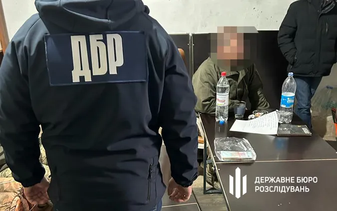ДБР зловило на хабарі у 100 тисяч двох офіцерів ЗСУ (фото, відео)