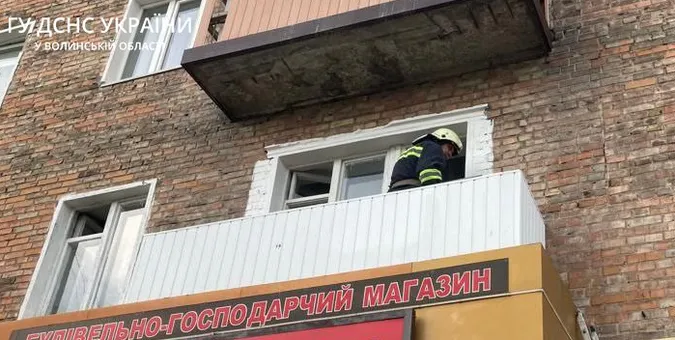 Зайшли через балкон: у Нововолинську рятувальники допомогли чоловіку (фото)
