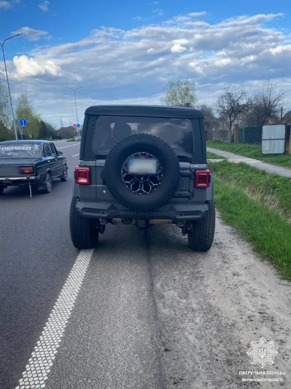 Ганяла на «джипі»: під Луцьком зловили 22-річну водійку з «лівим» посвідченням (фото)