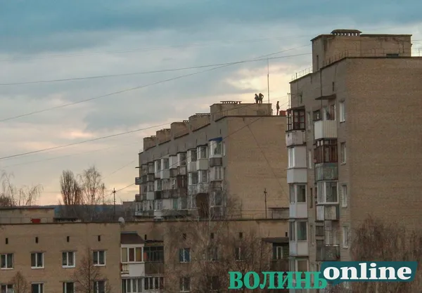 У Луцьку хлопці влаштували небезпечний «паркур» на даху багатоповерхівки (фото)