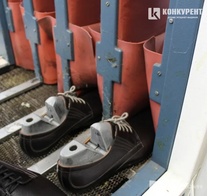 Зшите взуття відправляють у сушку. У ній випрямлюються усі складки та недоліки. Після цього взуття зачищають