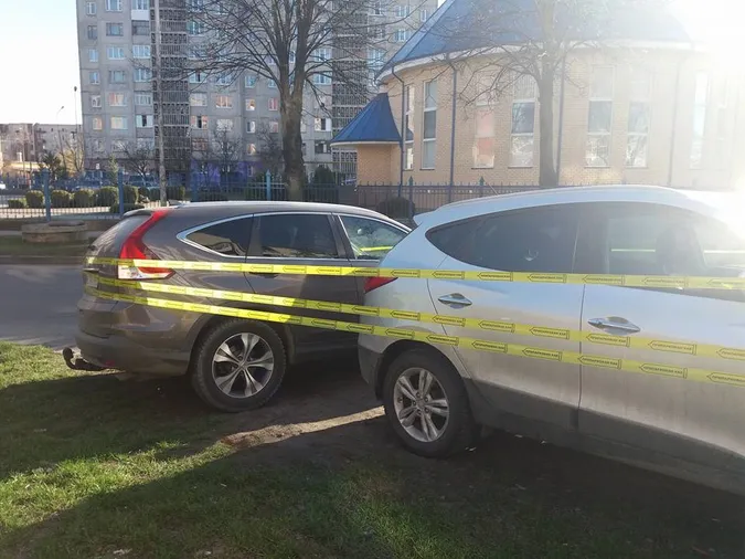 Машини луцьких автоандонів обмотали оригінальним «презервативним» скотчем (фото)