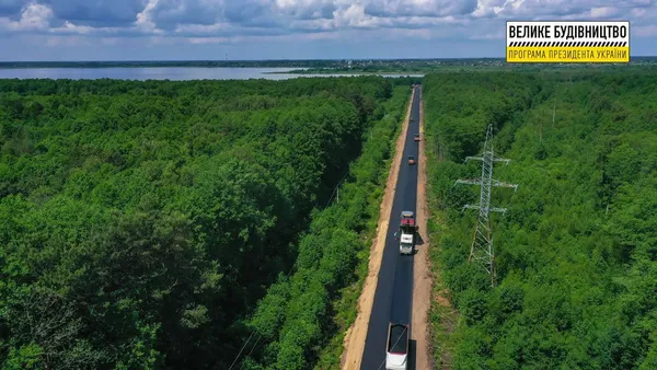 Понад Люцимером і до Світязя: на Волині асфальтують дорогу (фото)