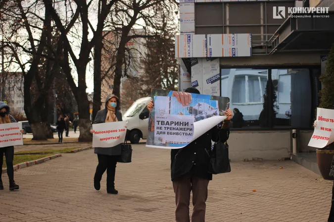 Луцькі зоозахисники пікетували управління поліції: що вимагали (фото)