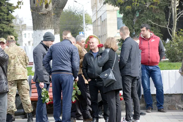 ...прийшов попрощатися з Олегом Твердохлібом, депутат-військовий Аркадій Соломатін (посередині)...