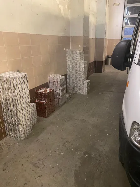 У «Ягодині» прикордонники виявили в мікроавтобусах понад 10 тисяч пачок сигарет (фото)