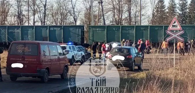 На Волині вантажний потяг зніс легковика на переїзді (фото)