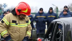 Допомога при ДТП: волинські рятувальники вчилися застосовувати спецобладнання (фото)
