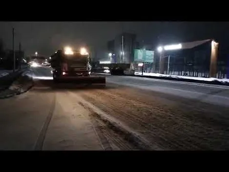 Засніжені траси Волині розчищали всю ніч і ранок: яка ситуація зараз (відео)
