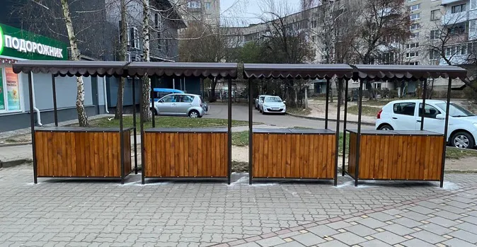 У Луцьку на Соборності встановили ятки для торгівлі городиною (фото)