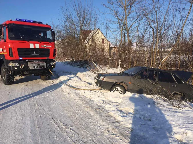 На Волині вивільнили зі снігового замету автобус та п'ять автомобілів (фото, відео)