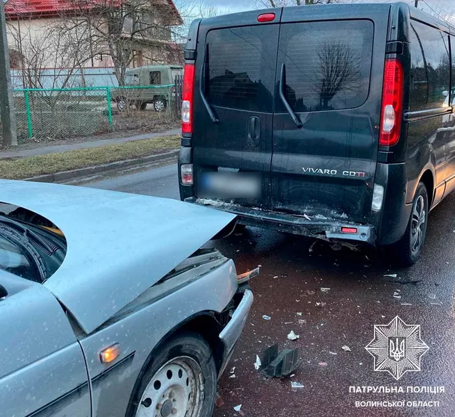 У Луцьку ВАЗ «наздогнав» бус на Чернишевського (фото, відео)