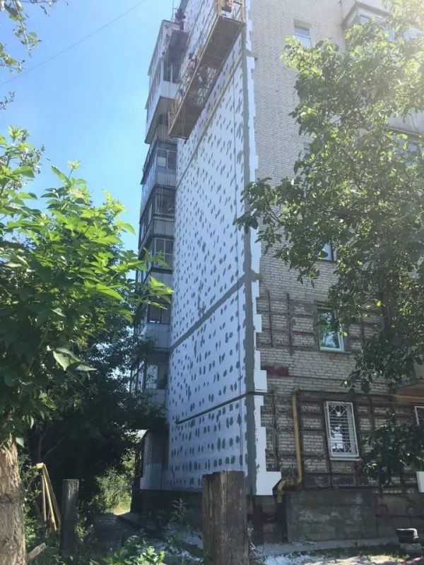 На ДПЗ у Луцьку ремонтують аварійну багатоповерхівку (фото)