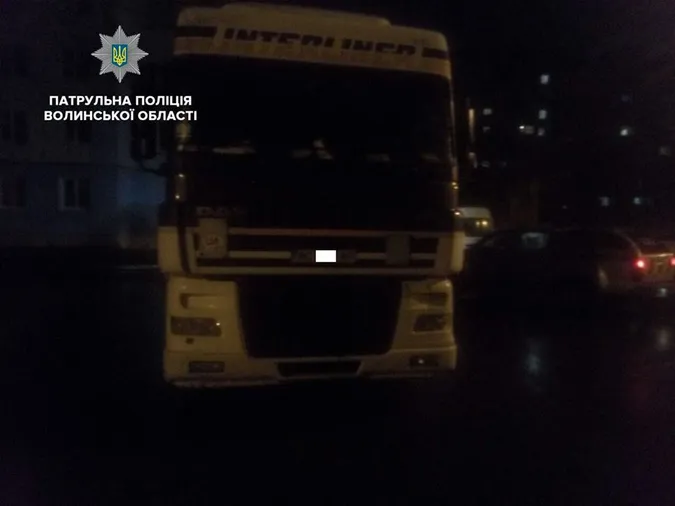 У Луцьку п'яний водій вантажівки в'їхав у припаркований легковик (фото) 