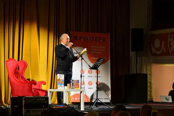 «Поезія різна, як і люди», – Іван Малкович дарував фронтерівцям вірші