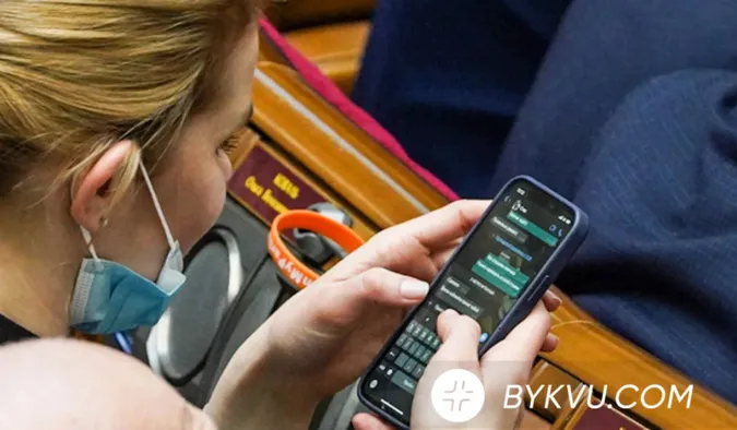 «Треба валити з цієї країни»: депутатку від «Слуги» спіймали на дивній переписці (фото)