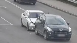 У Луцьку Mercedes «наздогнав» Peugeot на світлофорі (відео)