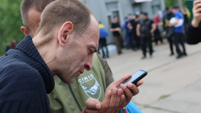 До сліз: з російського полону повернули групу важкопоранених і тяжкохворих Захисників