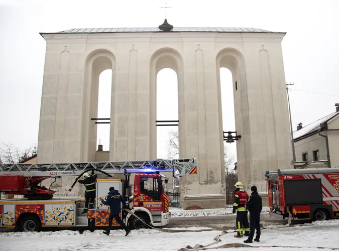 Три пожежні машини та 26 рятувальників: у костелі Петра і Павла в Луцьку працювали вогнеборці (фото)
