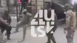 У Луцьку двоє чоловіків напали на військових ТЦК: є травмований (відео)