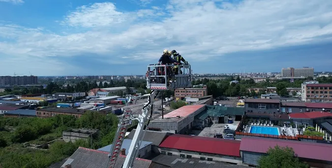 У Луцьку в рятувальників з'явився новітній 45-метровий підйомник (фото)