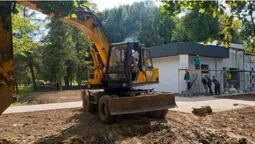 Завезли унітази: в центральному парку Луцька завершують будівництво вбиральні (фото, відео)
