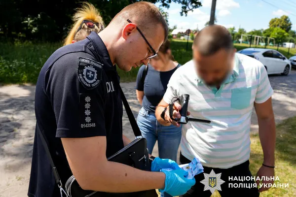 Продала власних дітей для жебрацтва: на Рівненщині поліцейські затримали 38-річну жінку (фото)