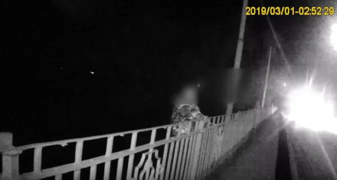 У Луцьку врятували самогубця: п'яний чоловік хотів стрибнути з мосту (відео)