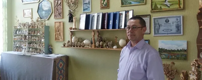 «Волинський Фаберже» різьбить візерунки по яєчній шкарлупі (фото)