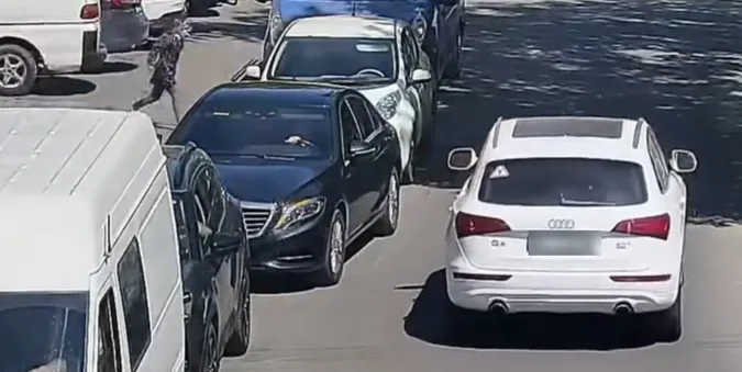 Дитина вибігла на дорогу: з'явилось відео ДТП на переході у Луцьку