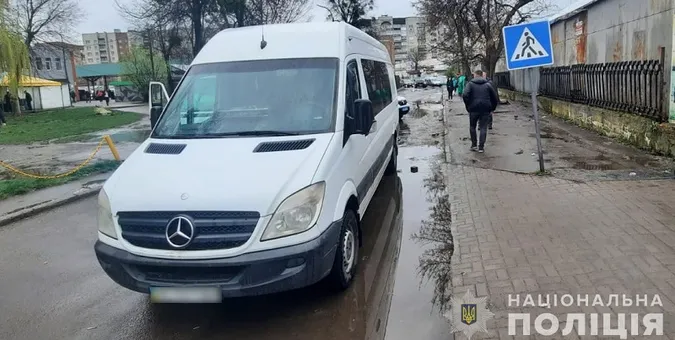 У Луцьку біля АС бус збив жінку на переході (фото)