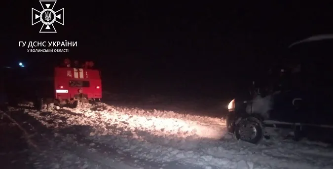 На Волині у снігові пастки потрапили два рейсових автобуси з пасажирами (фото)
