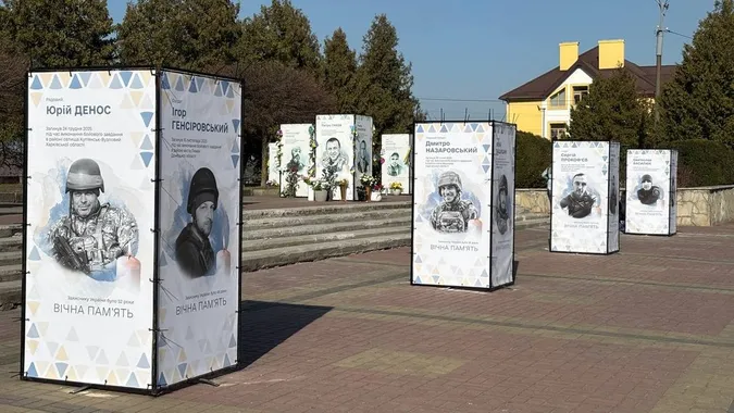 У Нововолинську розширили алею Героїв: встановили ще 26 портретів полеглих воїнів (фото)