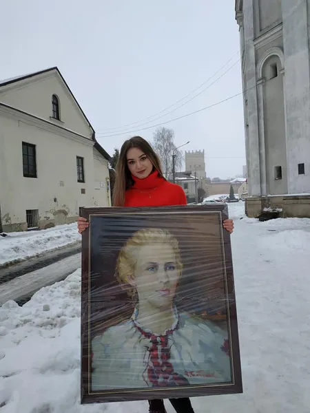 У Луцьку портрет Лесі Українки мандрує стежками, де ходила письменниця в дитинстві (фото)
