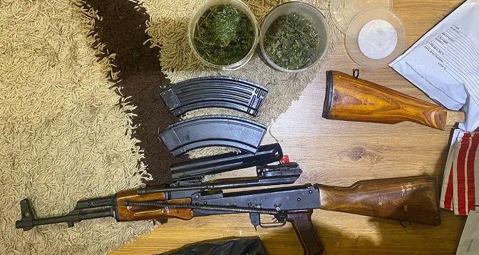 Автомат, бурштин, коноплі: 33-річний волинянин зберігав удома багато цікавого (фото)