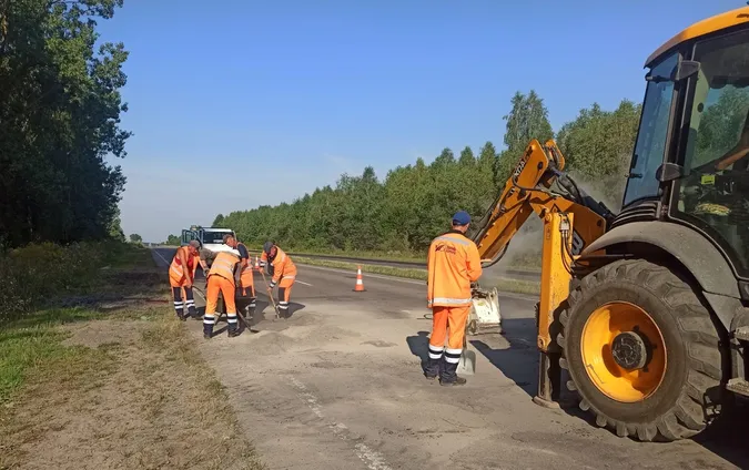 На Волині з двох кінців ремонтують «варшавку» (фото)