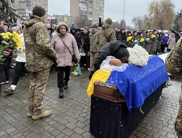 Навіки 20 та 48: у Ковелі попрощалися з двома загиблими Героями (фото)