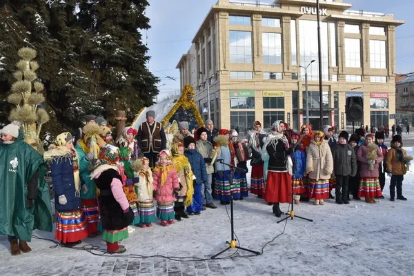 На Театральному майдані в Луцьку вперше встановили Різдвяного Дідуха (фото)