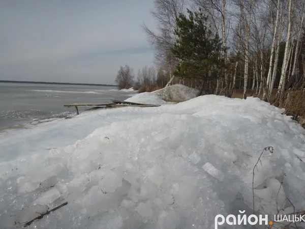Через буревій на озері Світязь почався льодохід (ФОТО)