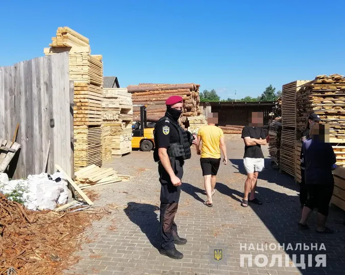 На Камінь-Каширщині – масштабні обшуки: шукають «лівий» ліс (фото)