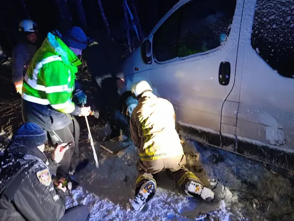 На Волині авто застрягло на поваленому негодою дереві (фото)