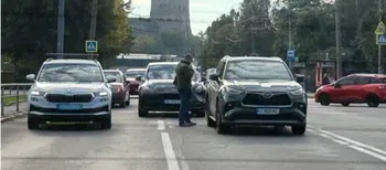 На Ковельській у Луцьку зіткнулися «тесла» і «тойота» – рух ускладнений (фото)