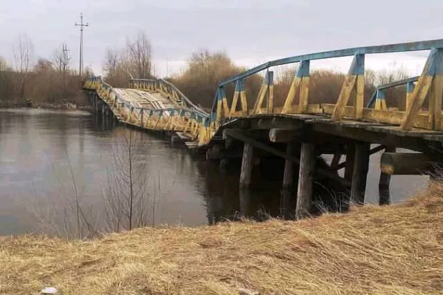 На Рівненщині міст «втомився» і опустився у річку (фото)