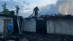 На Волині дві години гасили палаючу споруду (фото)