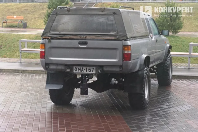 Позашляховик для ЗСУ: у Луцьку волонтери передали авто військовим (фото, відео)
