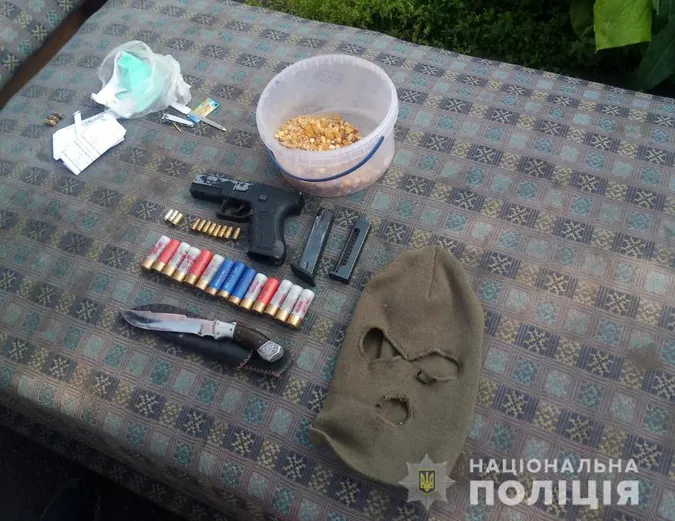 Вдома у волинянина знайшли зброю і бурштин (фото)