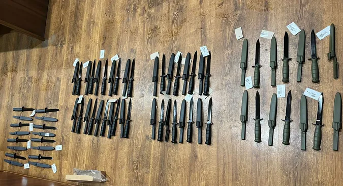 Волинянин хотів провезти через кордон 35 бойових ножів (фото)