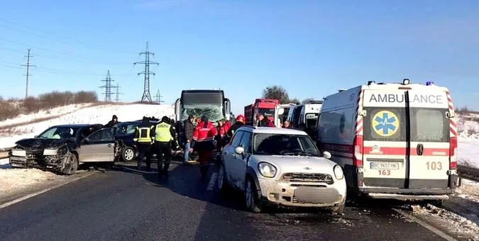 Масштабна ДТП на Львівщині: зіткнулись автобус і три легковики, є травмовані (фото)