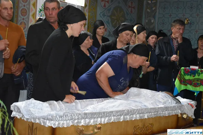 Залишилась донечка: на Волині прощалися з воїном Василем Гайченею (фото)