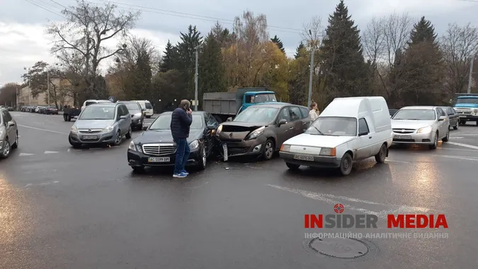 У Луцьку на кільці не поділили дорогу «рено» та «мерседес» (фото)